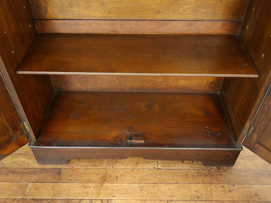 細身サイズのメリット ステンドグラスも魅力 ブックケース 80081