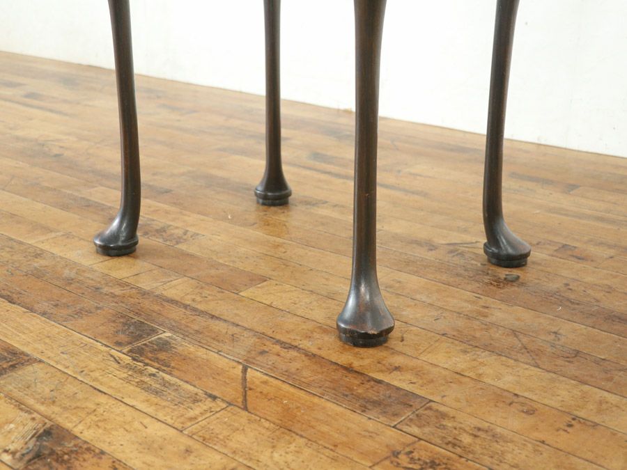 小ぶりサイズと美しい彫刻などにイギリスアンティーク家具らしい個性を感じるサイドテーブル 80716