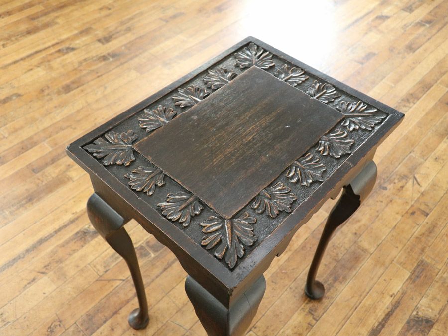 小ぶりサイズと美しい彫刻などにイギリスアンティーク家具らしい個性を感じるサイドテーブル 80716
