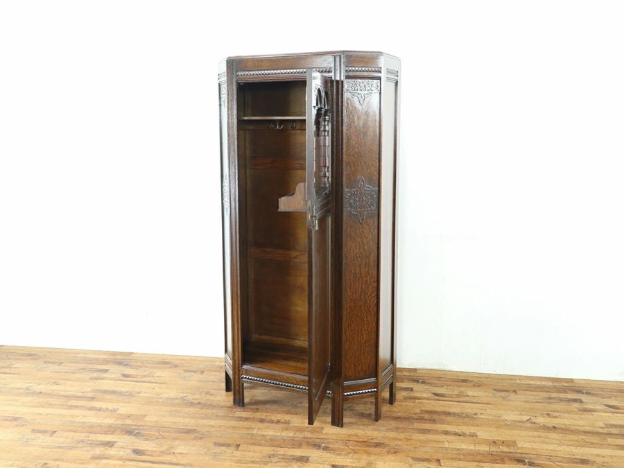 立体的な装飾に感じるこだわりのデザインと不思議な魅力のワードローブ 80854