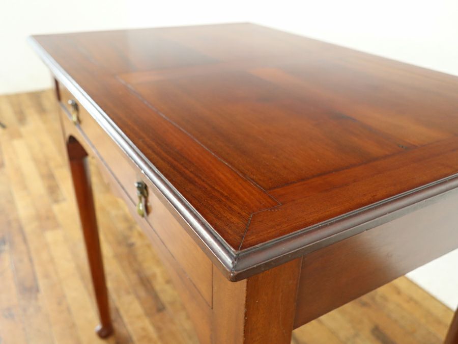 デスクとしても使えそうな天板のデザインも魅力の引き締まった雰囲気のサイドテーブル 80876