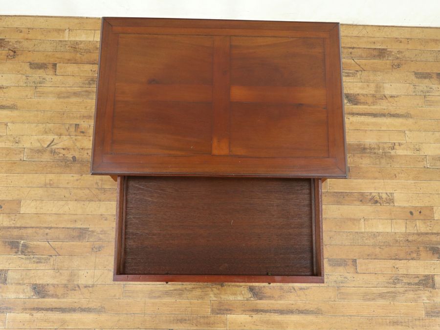 デスクとしても使えそうな天板のデザインも魅力の引き締まった雰囲気のサイドテーブル 80876