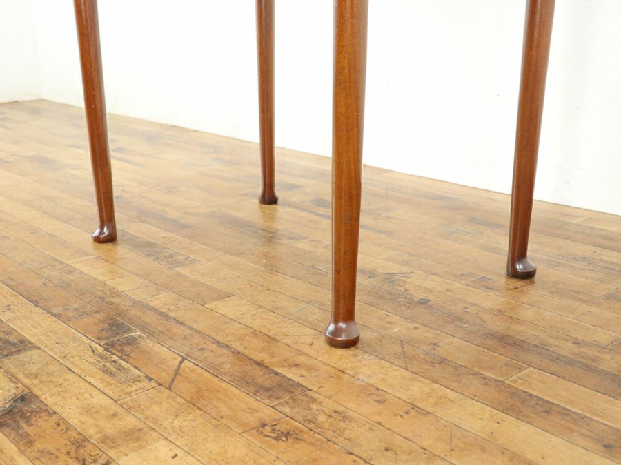 デスクとしても使えそうな天板のデザインも魅力の引き締まった雰囲気のサイドテーブル 80876