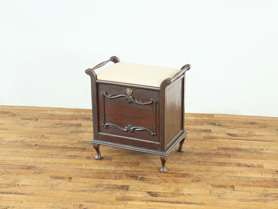 特徴的な収納部のピアノスツール 80669