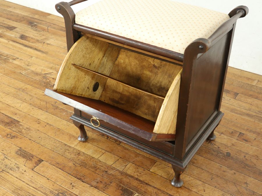 特徴的な収納部のピアノスツール 80669