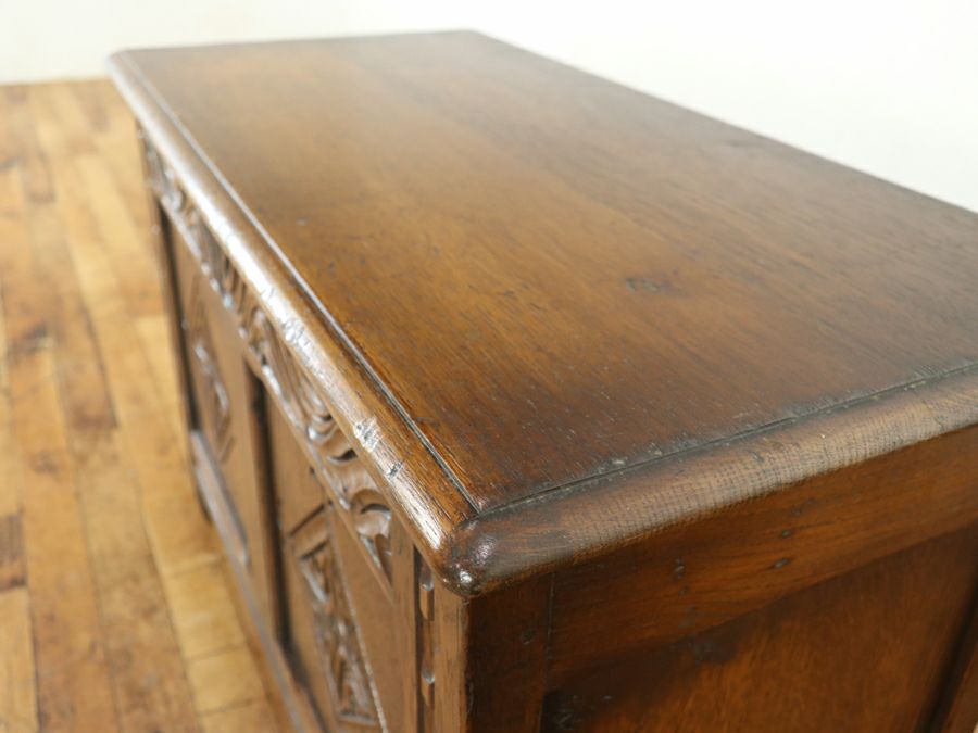 小ぶりで珍しいサイズ、チューダー様式の伝統を受け継ぐコファー 80787