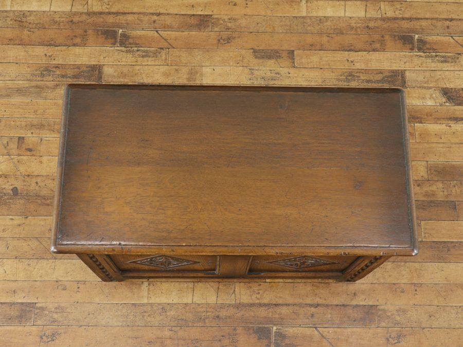 小ぶりで珍しいサイズ、チューダー様式の伝統を受け継ぐコファー 80787