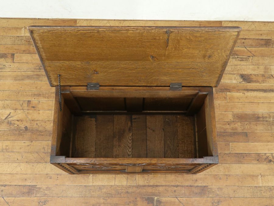 小ぶりで珍しいサイズ、チューダー様式の伝統を受け継ぐコファー 80787