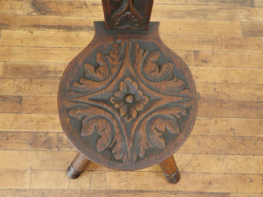 小さくても貫禄のあるたたずまいのイギリスアンティーク家具 スピニングチェア 80661