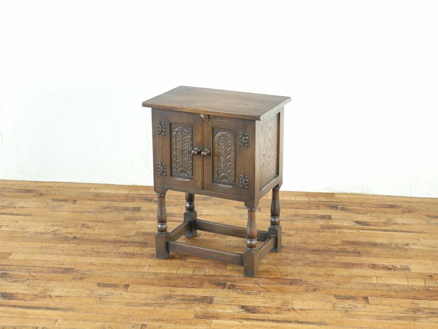 扉部分の彫刻も魅力 ナイトテーブル 80650