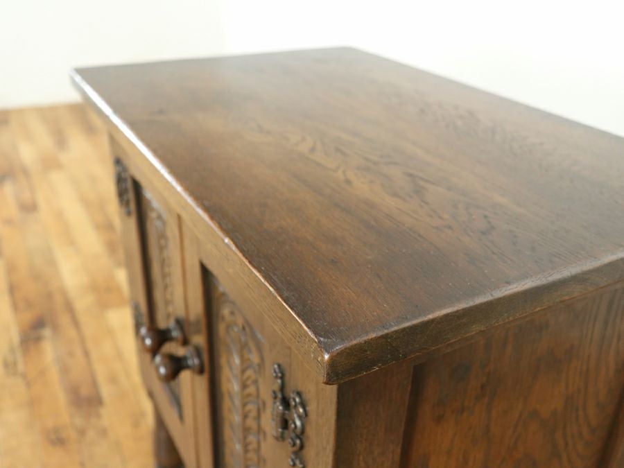 扉部分の彫刻も魅力 ナイトテーブル 80650