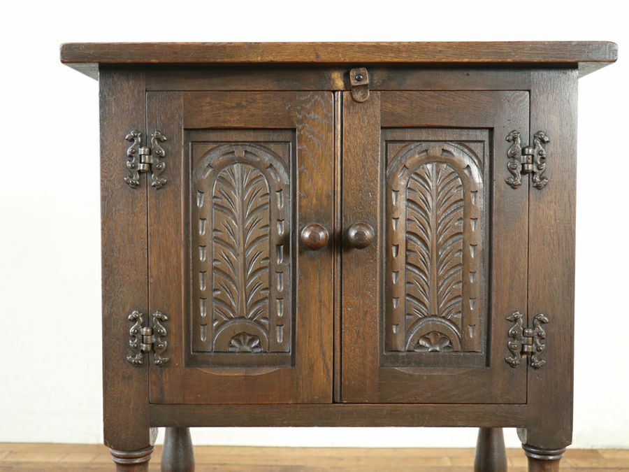 扉部分の彫刻も魅力 ナイトテーブル 80650