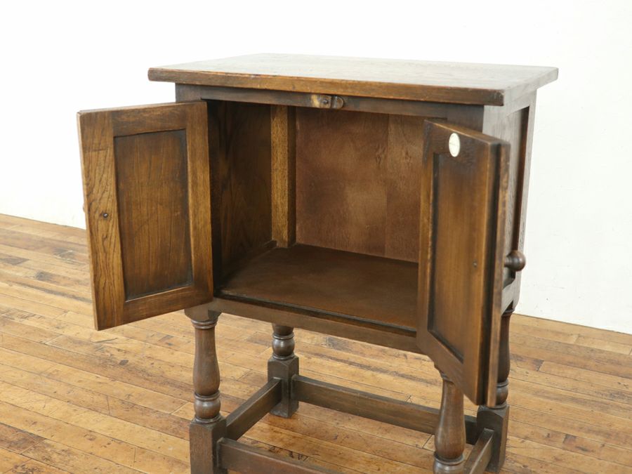 扉部分の彫刻も魅力 ナイトテーブル 80650