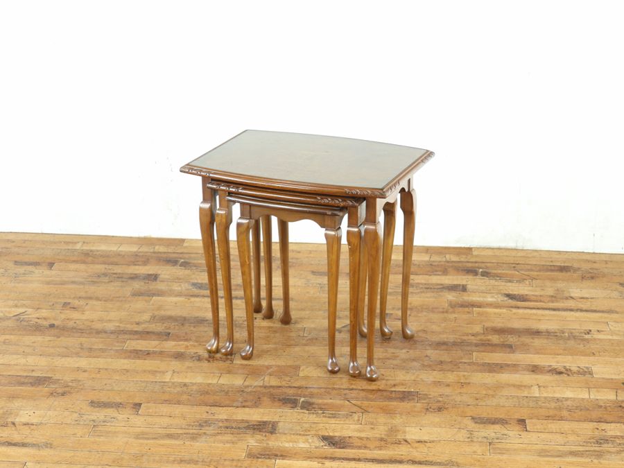 上品に弧を描く、英国ネストテーブル 80586