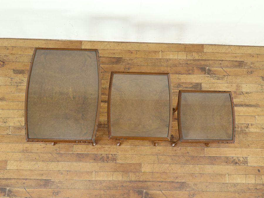 上品に弧を描く、英国ネストテーブル 80586