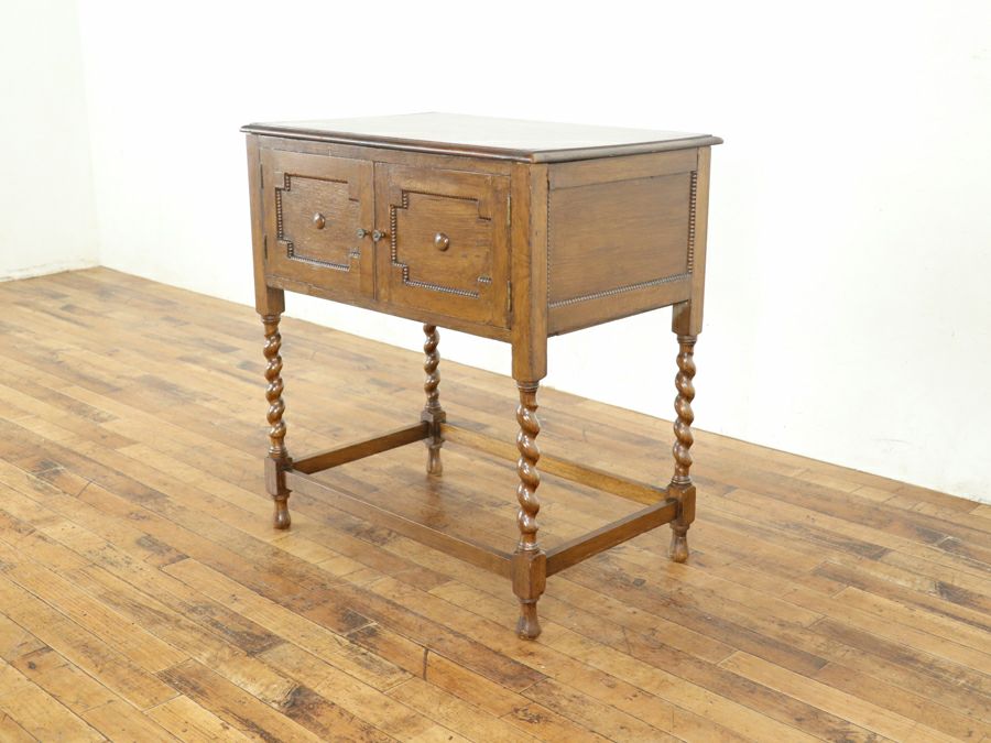 ありそうで見慣れない不思議な魅力のサイドキャビネット 80764