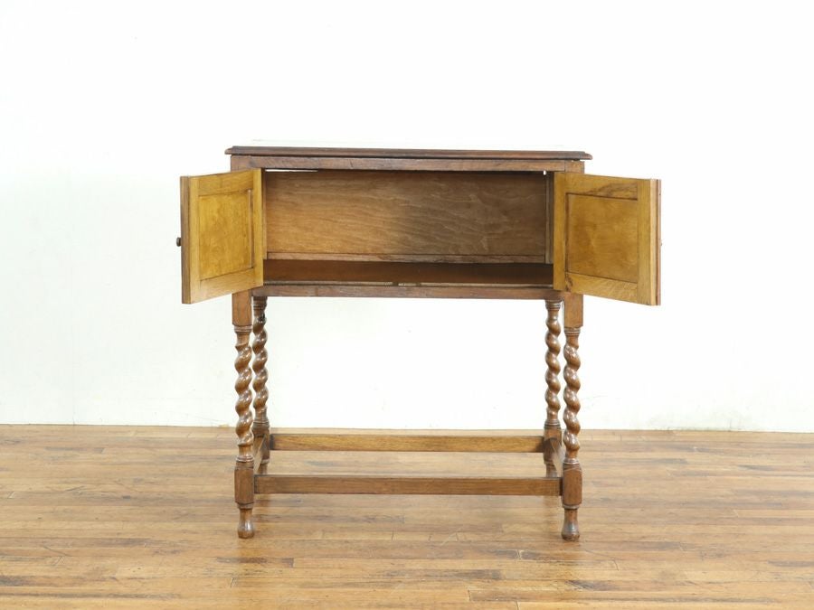 ありそうで見慣れない不思議な魅力のサイドキャビネット 80764