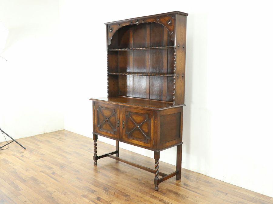 様々な要素がうまく融合した秀逸なデザインバランスにイギリスアンティーク家具らしさを感じるカップボード 80889