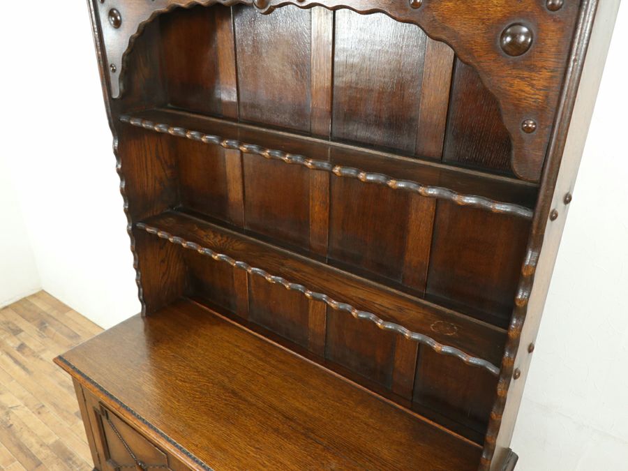 様々な要素がうまく融合した秀逸なデザインバランスにイギリスアンティーク家具らしさを感じるカップボード 80889