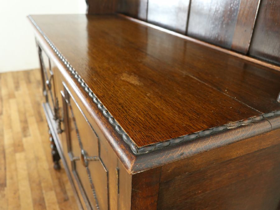 様々な要素がうまく融合した秀逸なデザインバランスにイギリスアンティーク家具らしさを感じるカップボード 80889