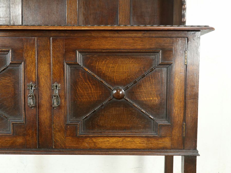 様々な要素がうまく融合した秀逸なデザインバランスにイギリスアンティーク家具らしさを感じるカップボード 80889