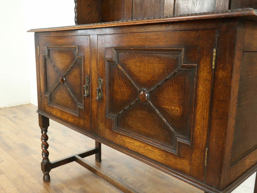 様々な要素がうまく融合した秀逸なデザインバランスにイギリスアンティーク家具らしさを感じるカップボード 80889