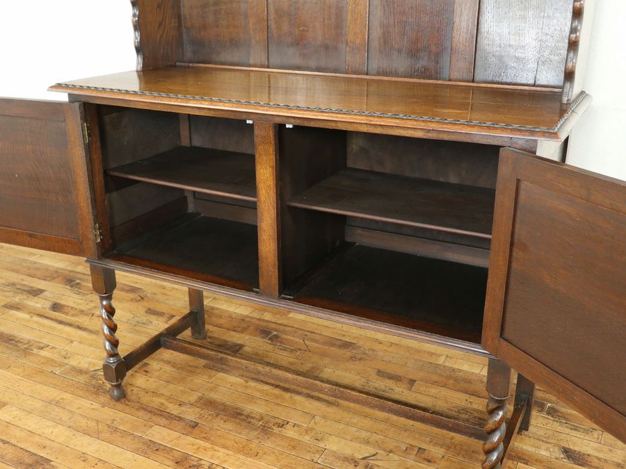 様々な要素がうまく融合した秀逸なデザインバランスにイギリスアンティーク家具らしさを感じるカップボード 80889