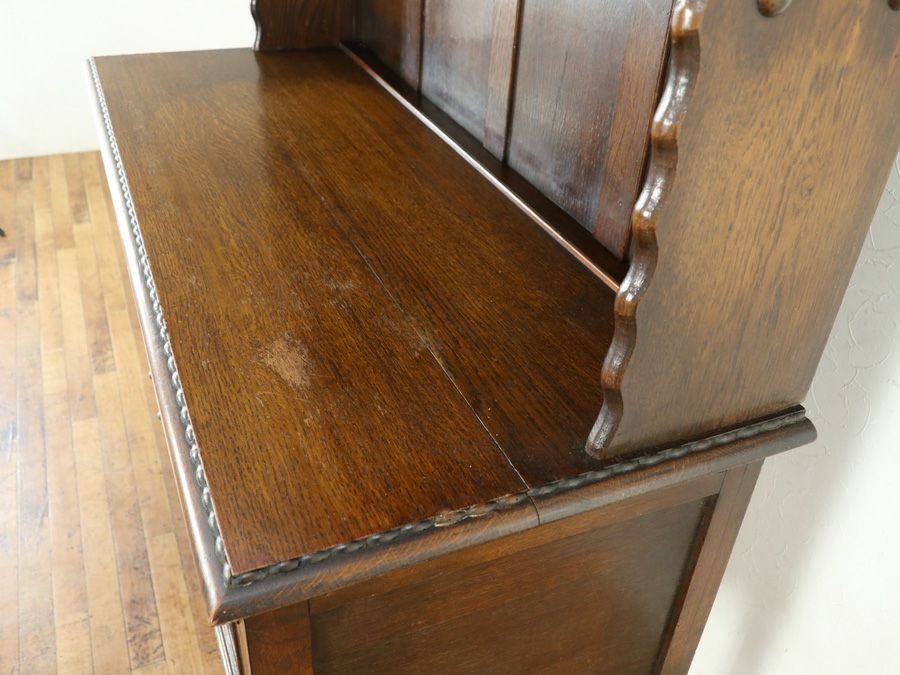 様々な要素がうまく融合した秀逸なデザインバランスにイギリスアンティーク家具らしさを感じるカップボード 80889