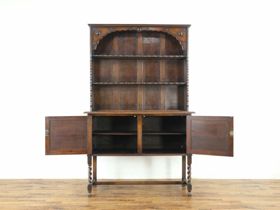 様々な要素がうまく融合した秀逸なデザインバランスにイギリスアンティーク家具らしさを感じるカップボード 80889