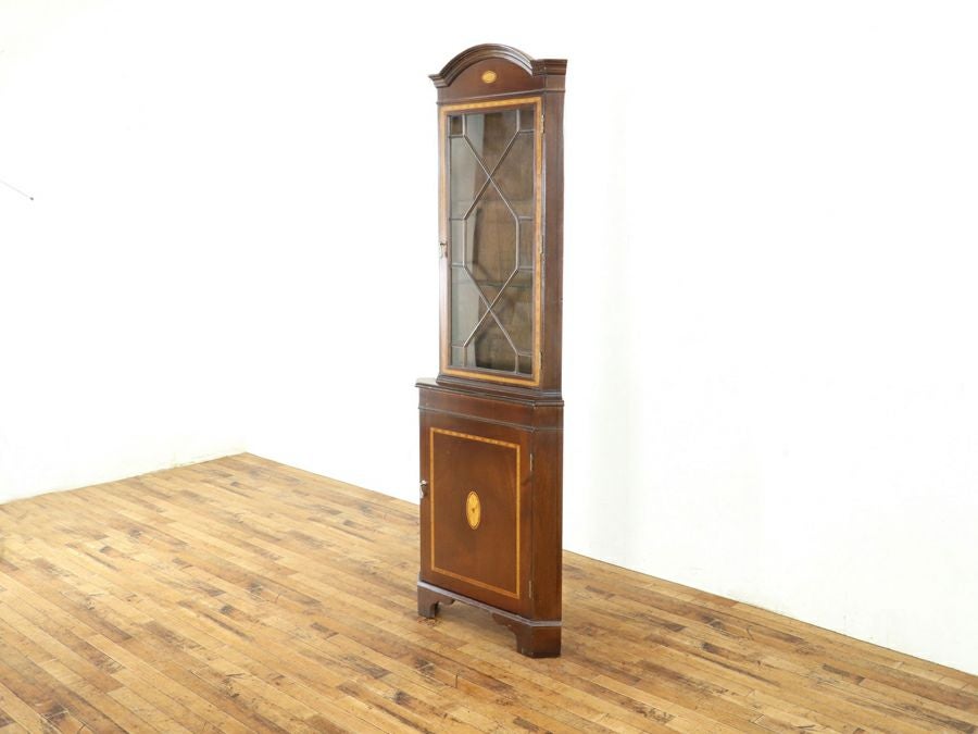 ガラス棚板なのが珍しい エドワーディアン コーナーキャビネット 80685