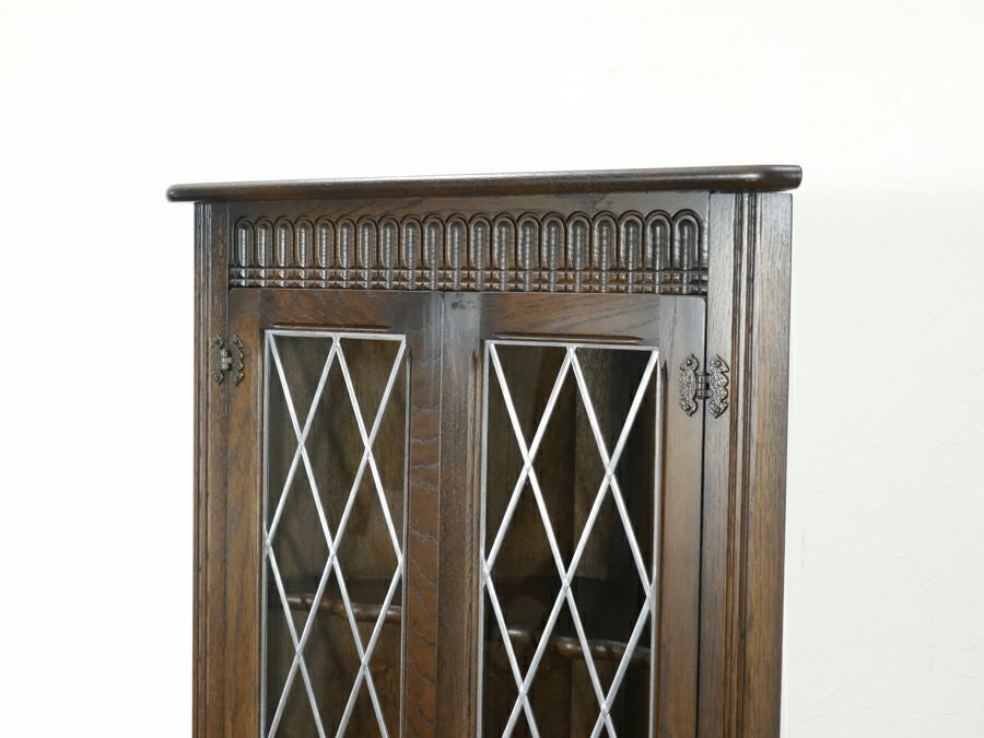 二枚扉タイプのコーナーキャビネット 80653