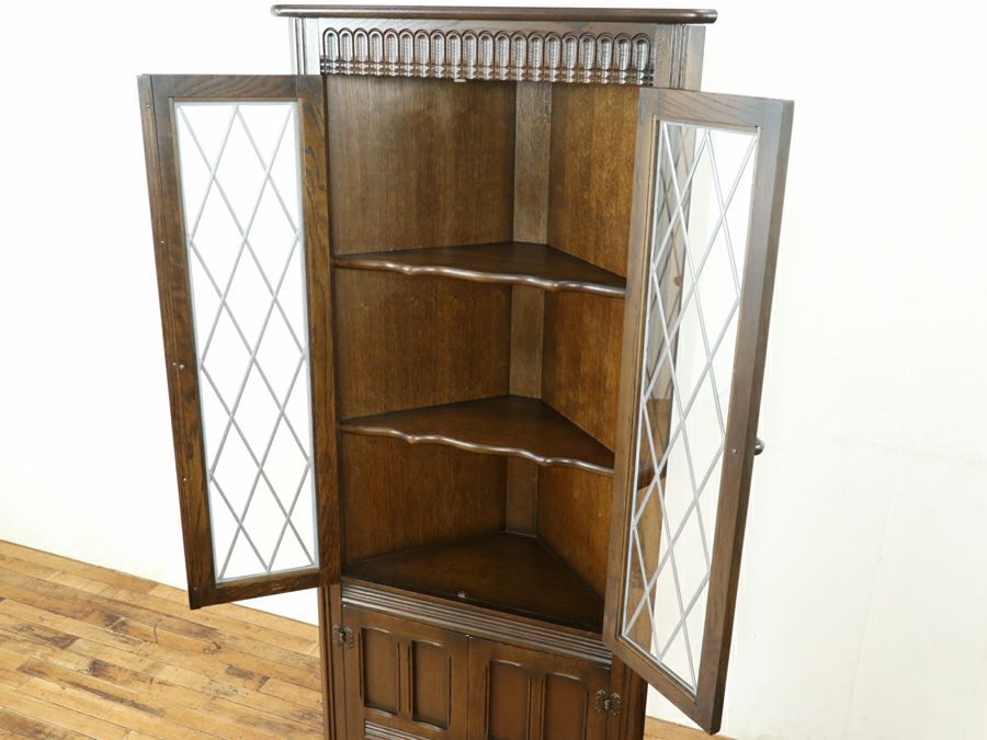 二枚扉タイプのコーナーキャビネット 80653