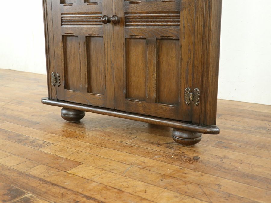 二枚扉タイプのコーナーキャビネット 80653