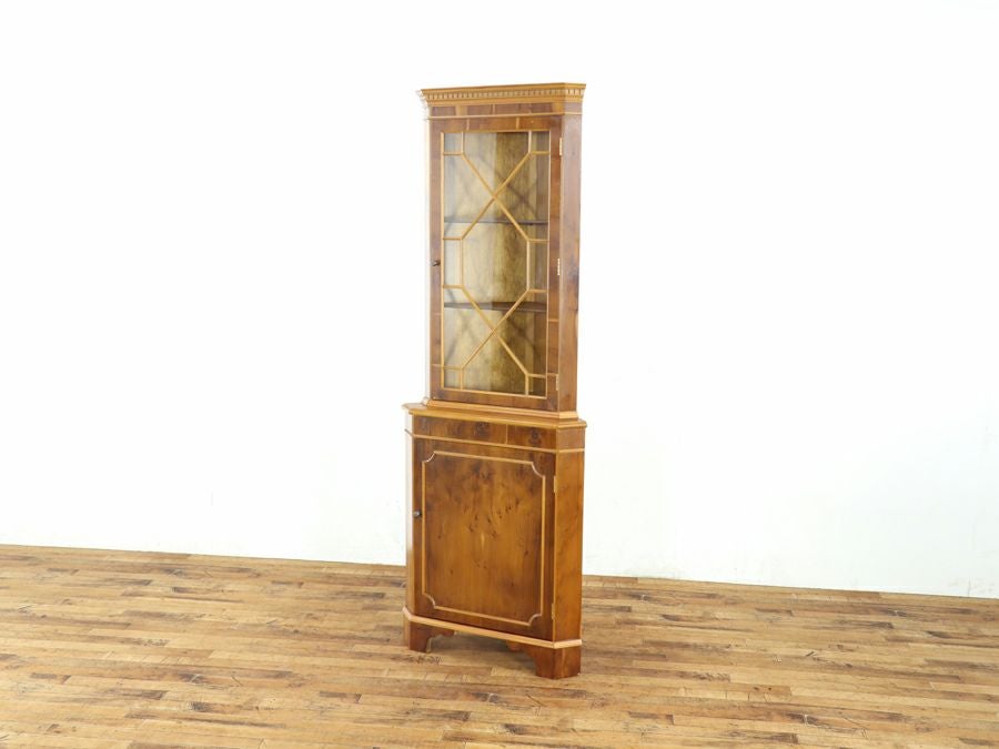 お部屋の角を明るく彩る 英国コーナーキャビネット 80801