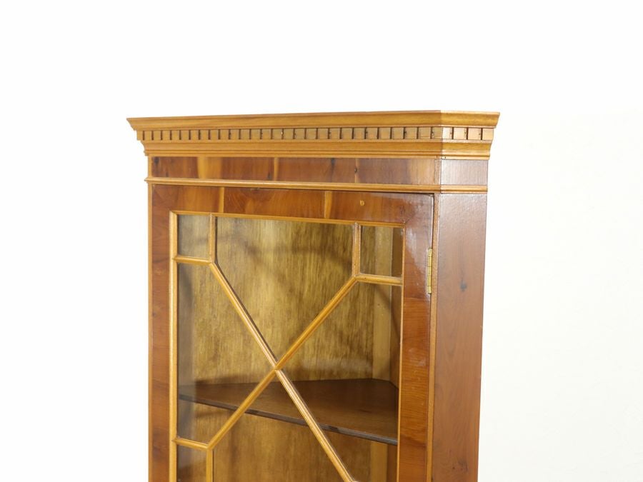 お部屋の角を明るく彩る 英国コーナーキャビネット 80801