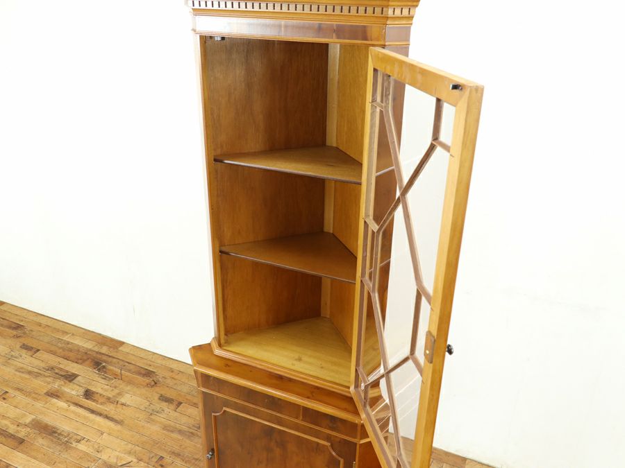 お部屋の角を明るく彩る 英国コーナーキャビネット 80801