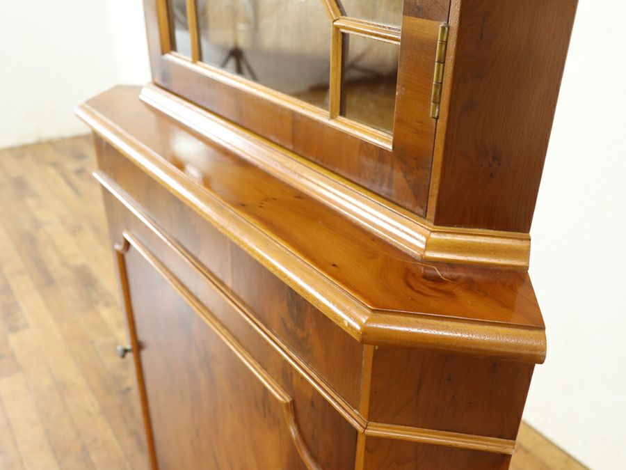 お部屋の角を明るく彩る 英国コーナーキャビネット 80801