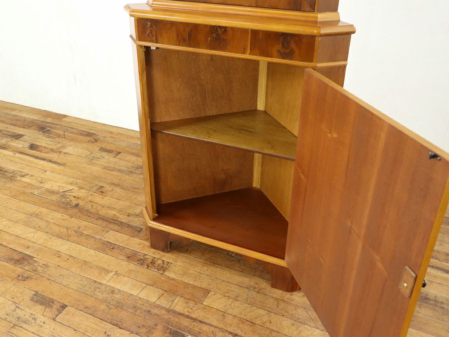 お部屋の角を明るく彩る 英国コーナーキャビネット 80801