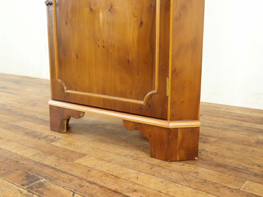 お部屋の角を明るく彩る 英国コーナーキャビネット 80801