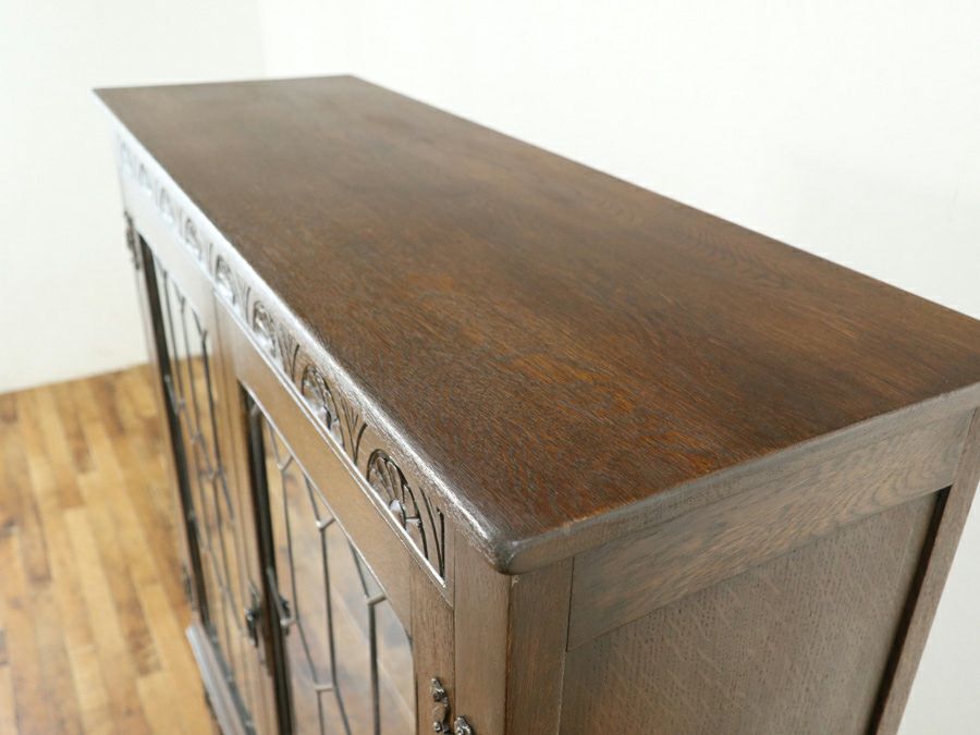 長年愛され続ける英国の伝統的デザインのブックケース 80794