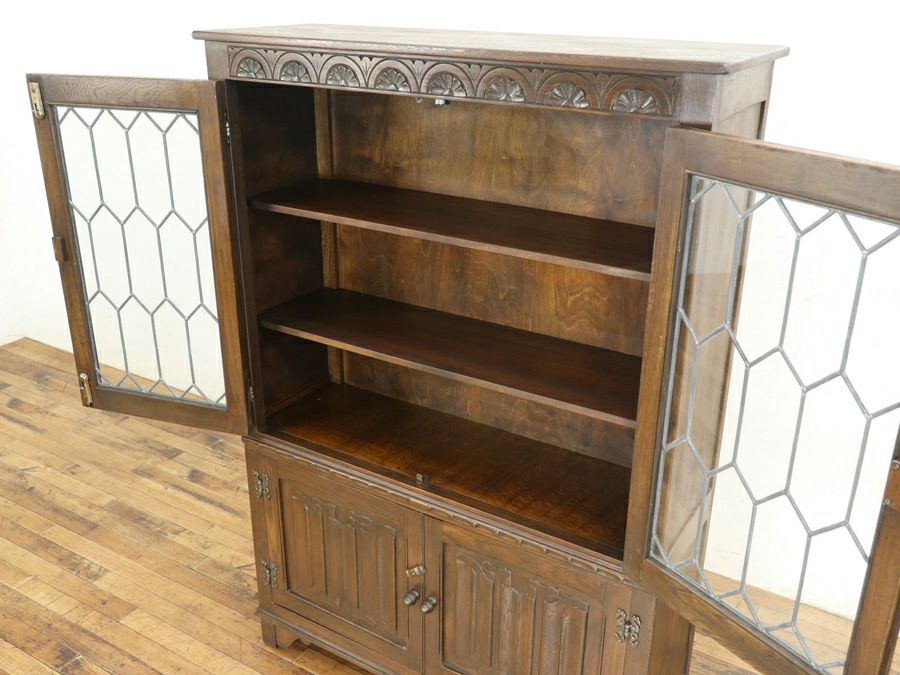 長年愛され続ける英国の伝統的デザインのブックケース 80794