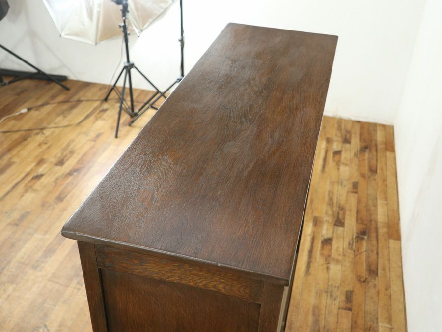 長年愛され続ける英国の伝統的デザインのブックケース 80794