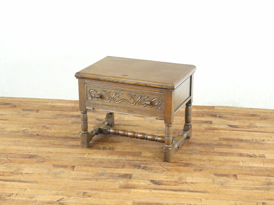 くねくねと踊る蔓、引き出し付きのスモールテーブル 80762