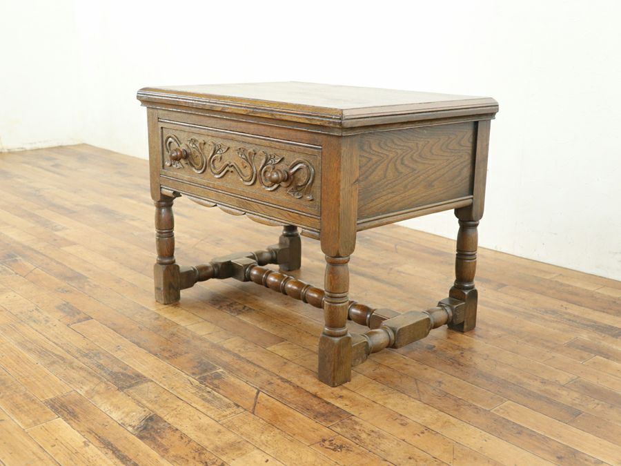 くねくねと踊る蔓、引き出し付きのスモールテーブル 80762