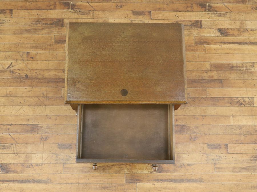 くねくねと踊る蔓、引き出し付きのスモールテーブル 80762