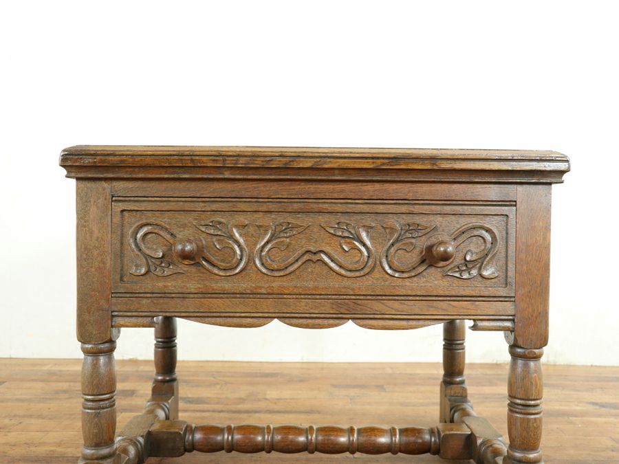 くねくねと踊る蔓、引き出し付きのスモールテーブル 80762