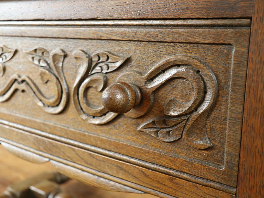 くねくねと踊る蔓、引き出し付きのスモールテーブル 80762