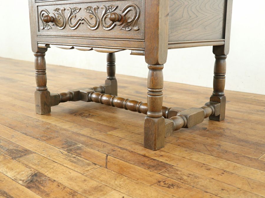 くねくねと踊る蔓、引き出し付きのスモールテーブル 80762