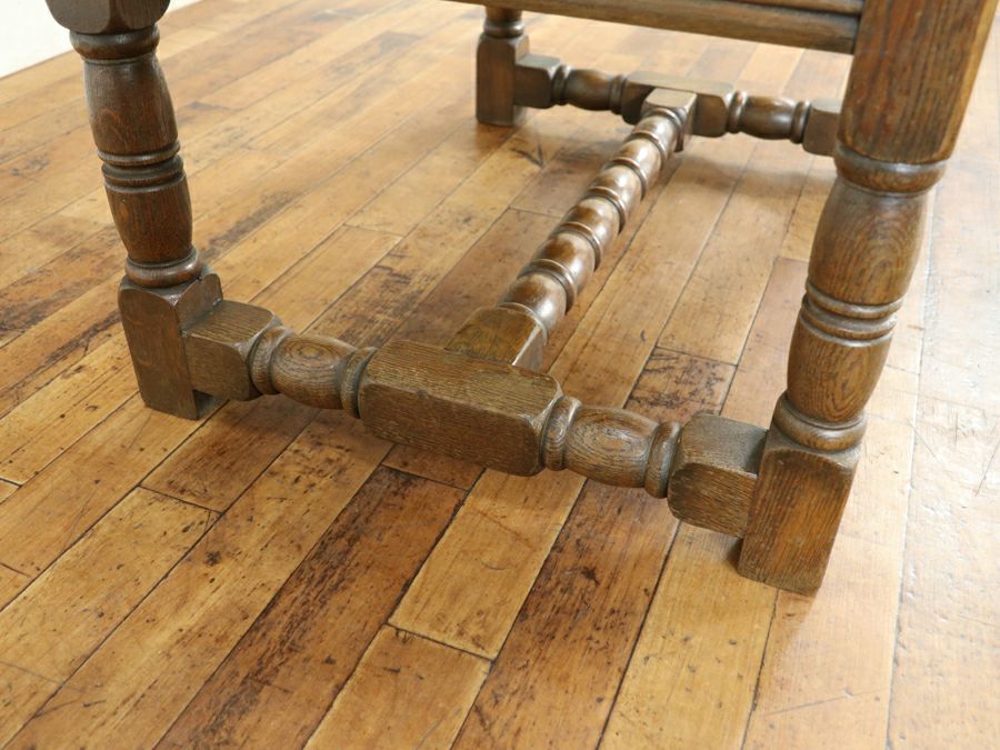 くねくねと踊る蔓、引き出し付きのスモールテーブル 80762