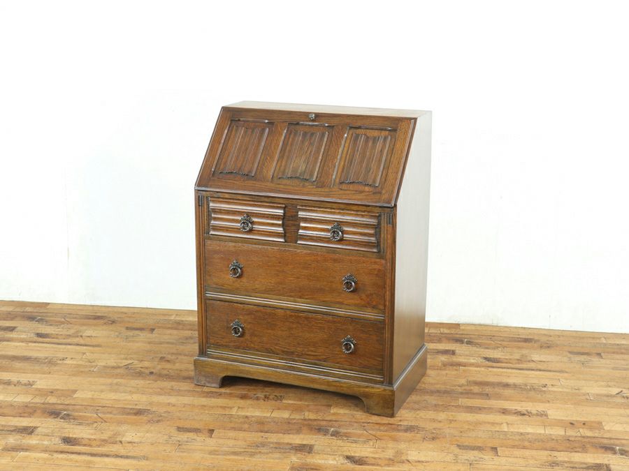 扉を開けるとデスクに早変わりする収納家具 イギリスライティングビューロー 80827